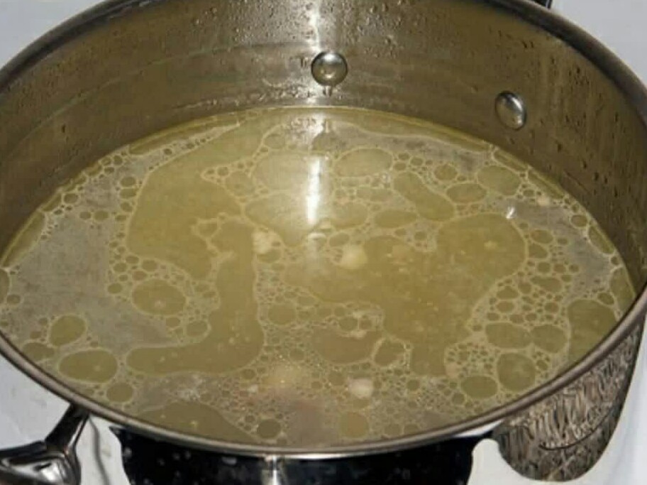 Вода на жирной поверхности. Бульон в кастрюле. Мясной бульон в кастрюле. Кастрюля для варки бульона. Процедить суп.