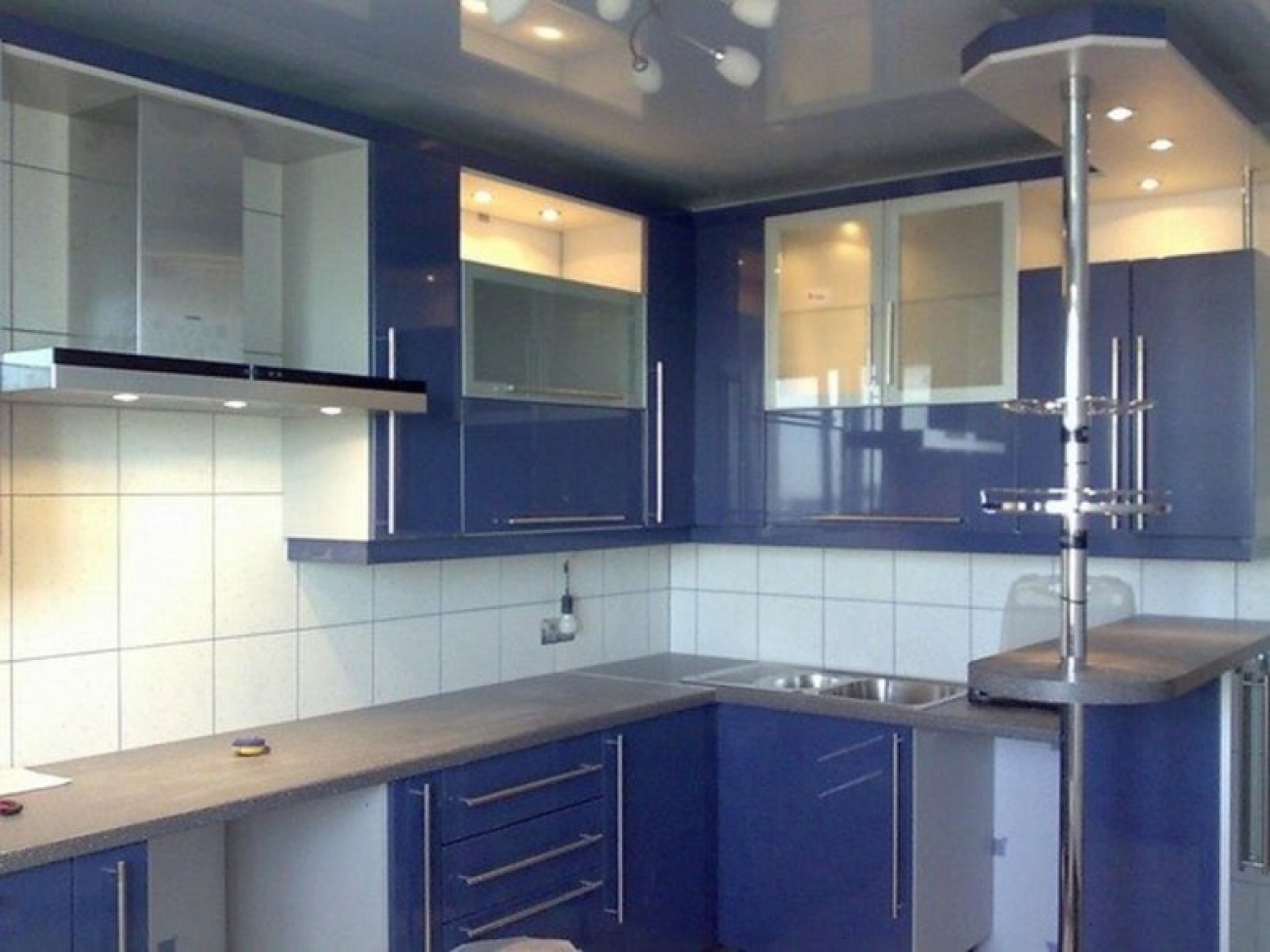 Кухня угловая синяя. Синяя кухня маленькая угловая. Кухонный гарнитур синий с барной стойкой. Угловая кухня синяя с барной стойкой. Гомель купить б кухню
