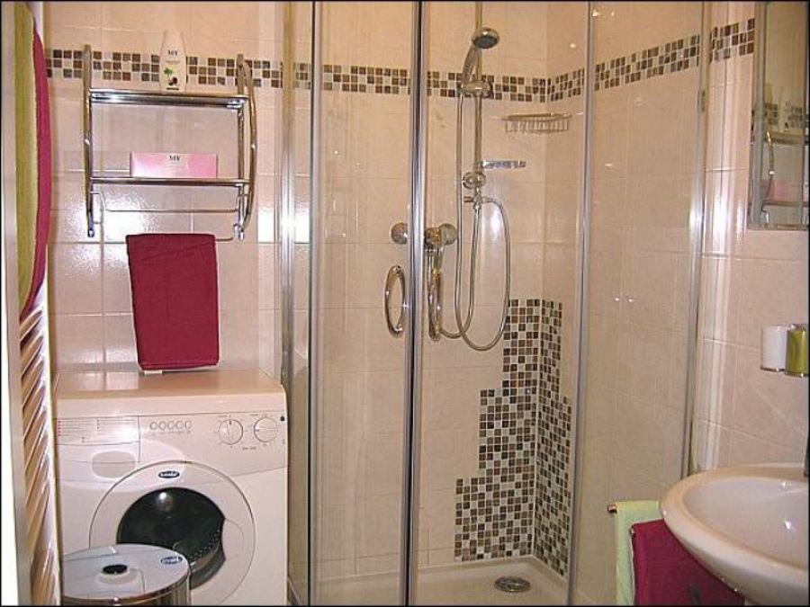 Маленькая ванная комната с душевой кабиной и стиральной машиной и раковиной дизайн фото
