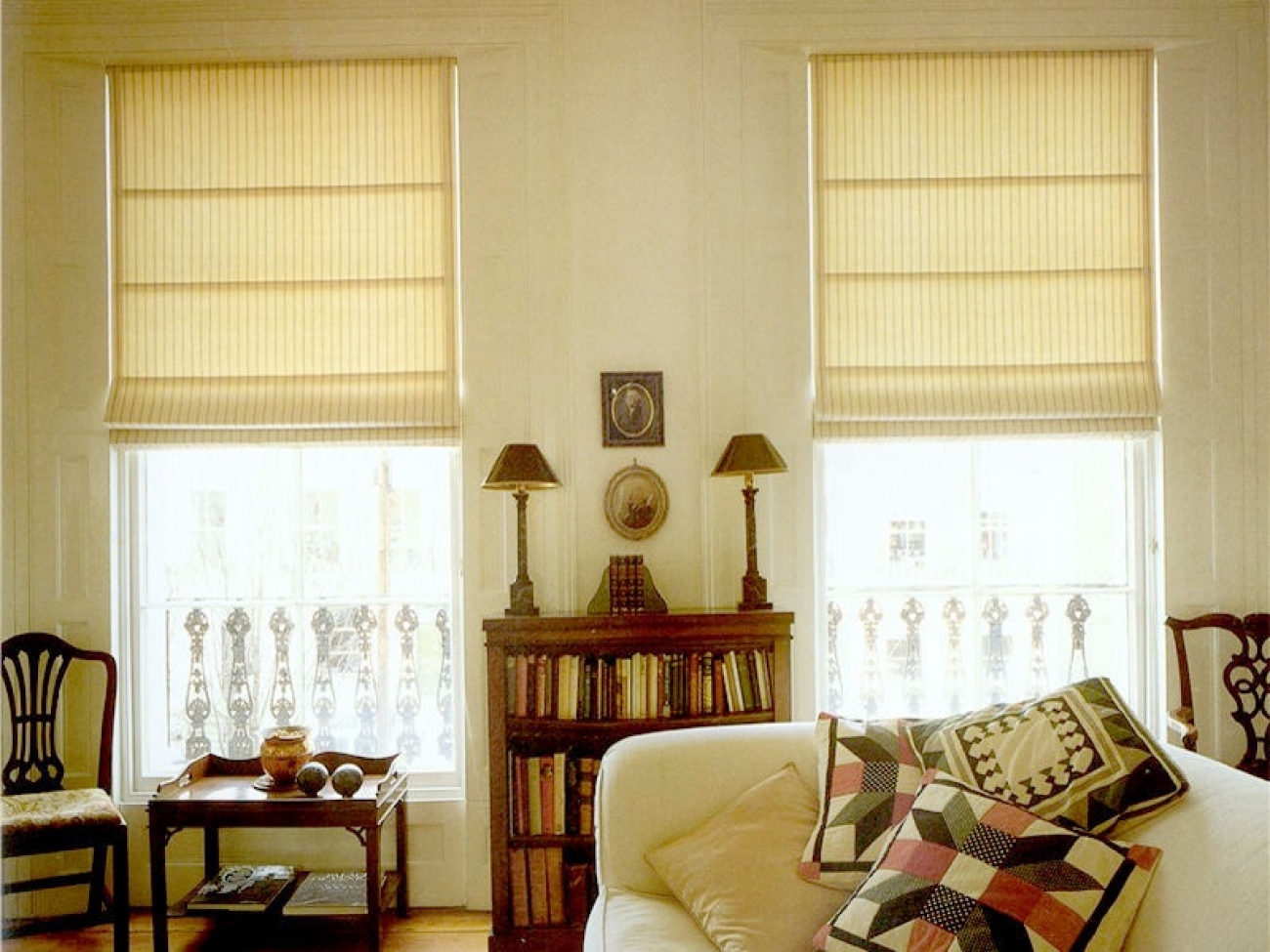 Римские шторы для гостиной в современном стиле