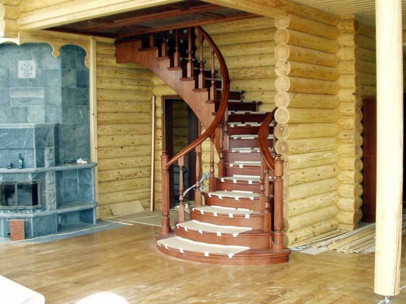 Лестница в бревенчатом доме