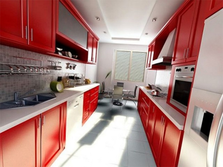 Ремонт кухни 4 4. Длинные кухни. Интерьер узкой кухни. Красные кухни. Кухня длинная и узкая интерьер.