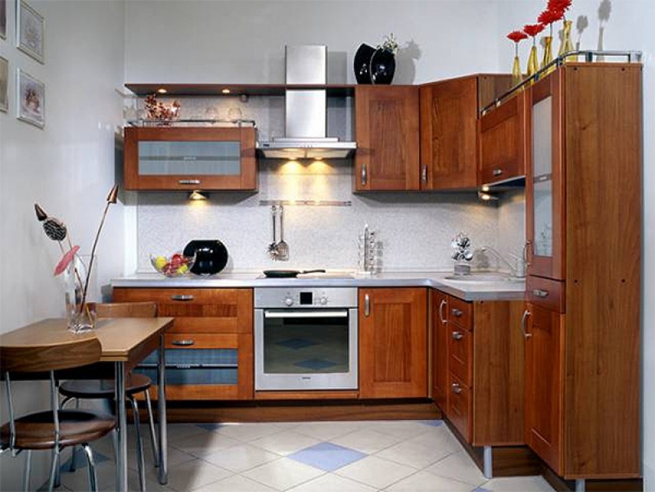 Обстановка мебели в маленькой кухне