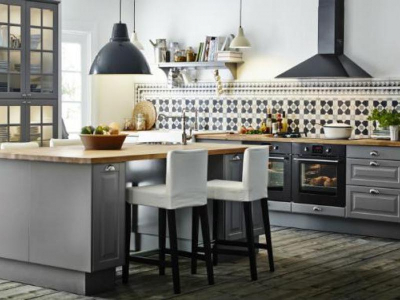 Фото интерьера кухни Икеа, Ikea каталог, дизайн угловой белой кухонной ...