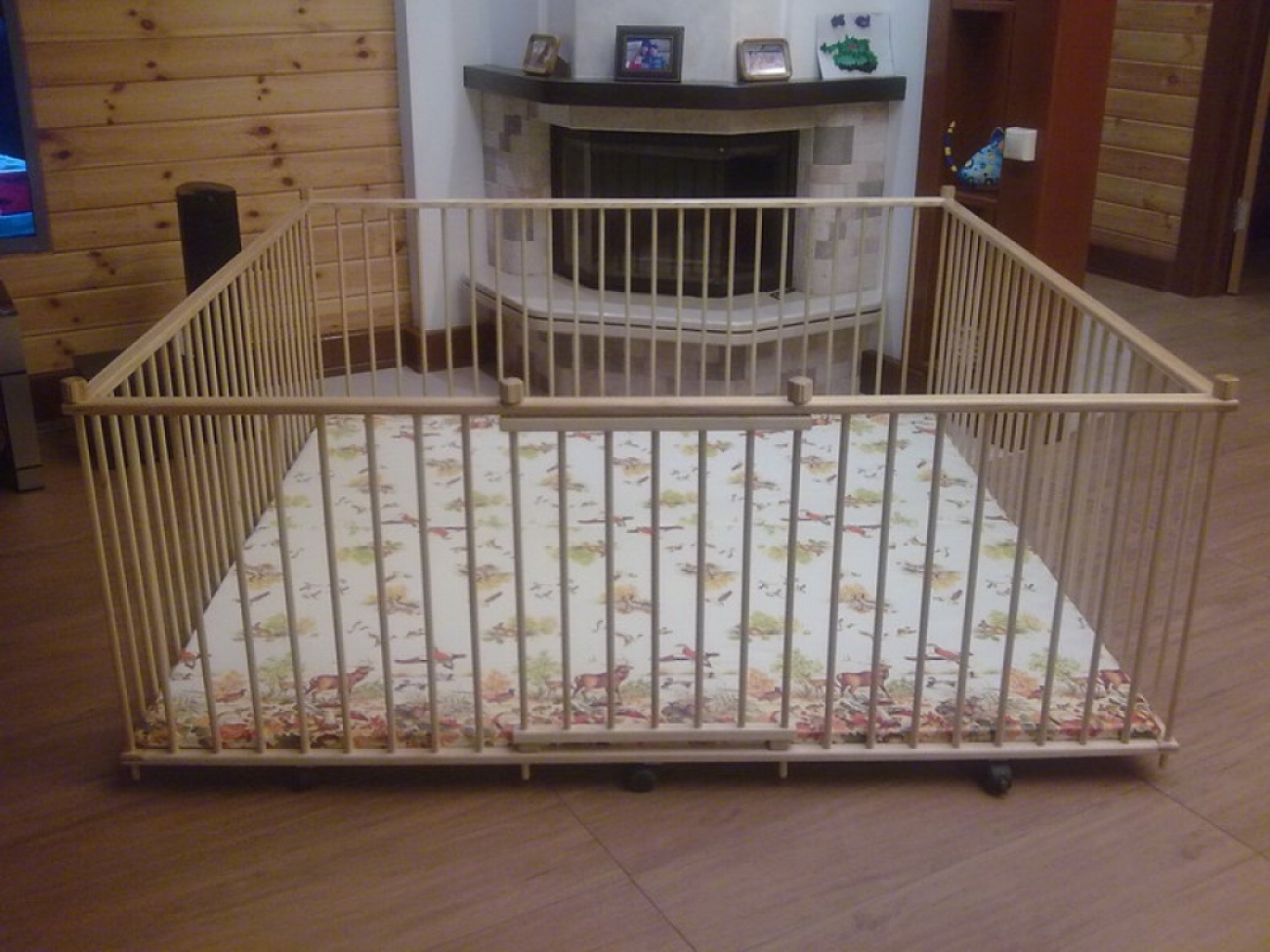 Манеж для ребенка: особенности моделей, материалов и дополнительных ...