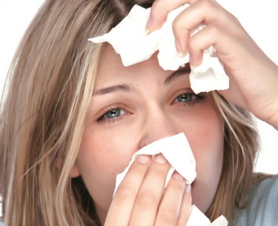 Заложенность носа слезотечение. Насморк. Слезотечение и насморк аллергия. Аллергический ринит насморк чихание.