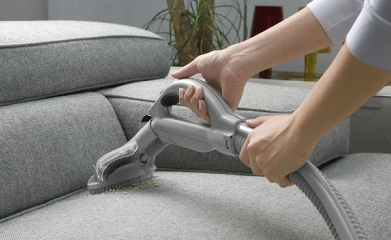 Как почистить диван с тканевой обивкой?