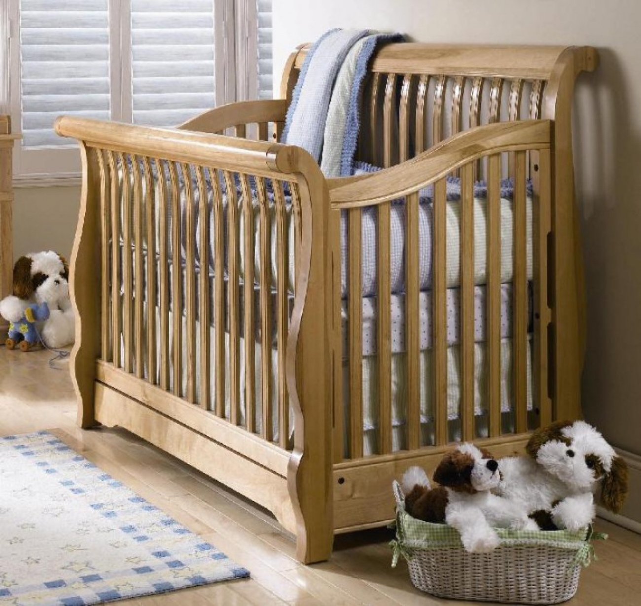 Детской кроватки baby. Кровать детская Baby Crib. Деревянная кроватка для новорожденного. Кроватки для новорожденных из дерева. Ребенок в кроватке.