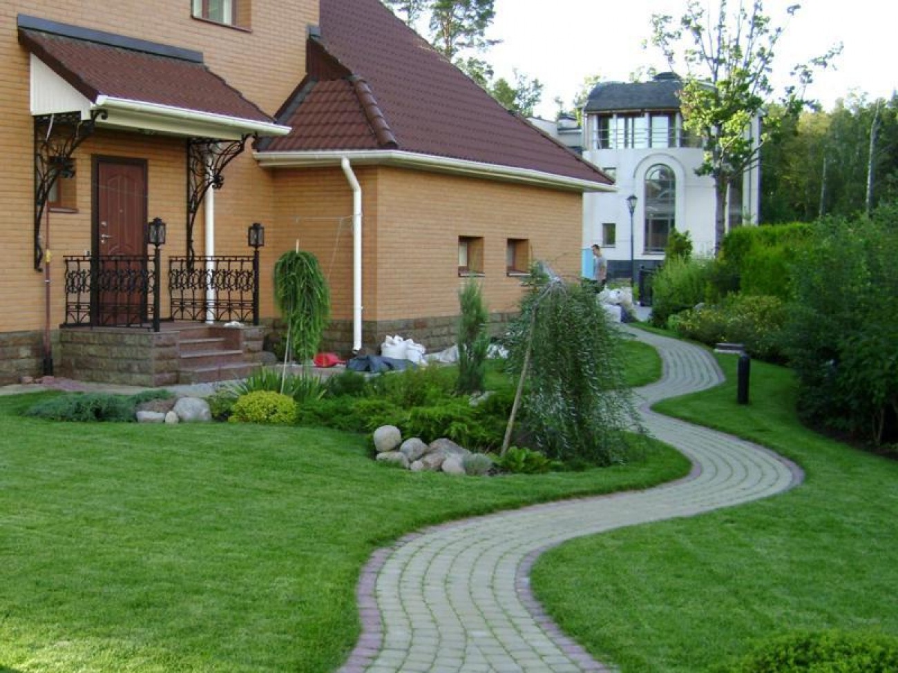 Ландшафт двора с гаражом и крыльцом в дом