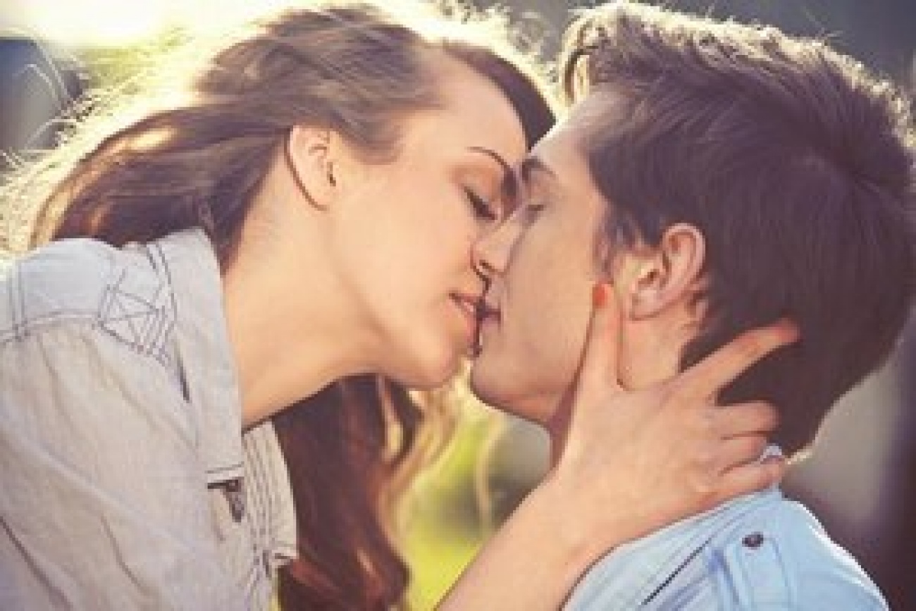 Поцеловать мужчину первой. Красивый поцелуй. Парень целует девушку. Поцелуй фото. Картинки парень с девушкой.
