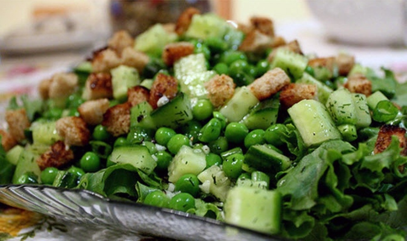 Салат с горошком и яйцом. Салат из зеленого горошка. Какие салаты с зеленым горошком. Салат из горошек консервированный. Салат с горошком.