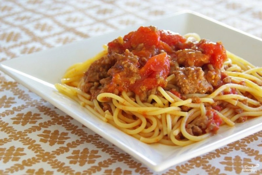 Спагетти с мясом на сковороде с томатном соусе рецепт фото