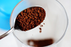 Растворимый кофе имеет около 7 ккал, а натуральный от 2 до 4 на 100 мл