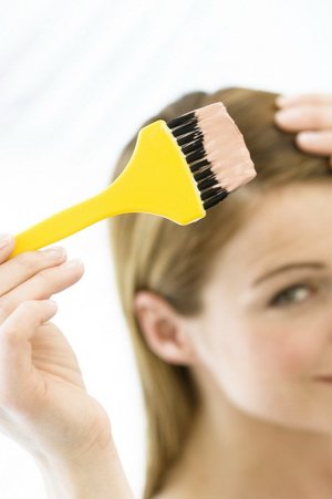 Окрашивание волос  кисточкой дома 