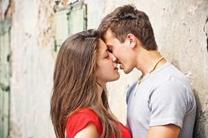 Поцелуй в живот что означает, девушка целует парня в живот. Психология поцелуев