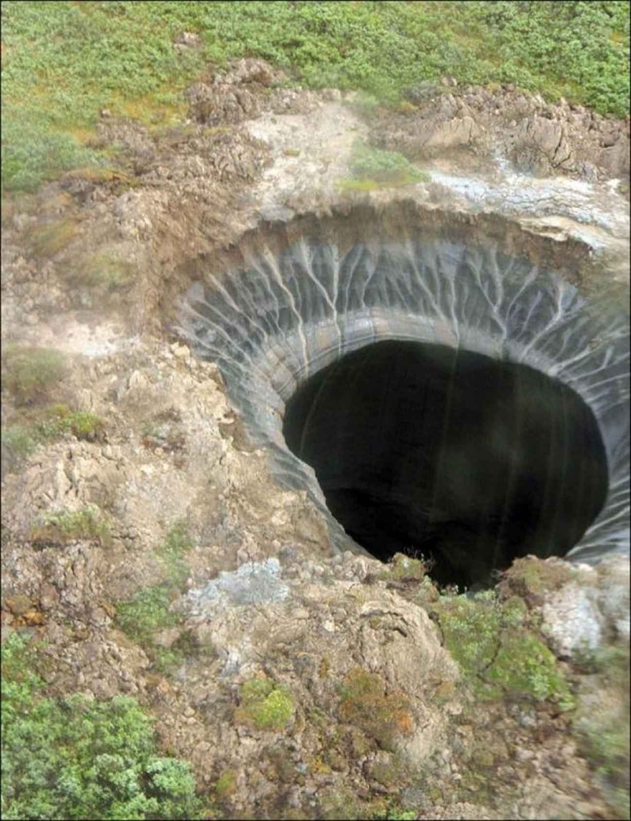 Глубокая воронка. Соликамск Пермский край провалы. Карстовая воронка Мирный. Соликамск провалы грунта. Ямальский кратер.