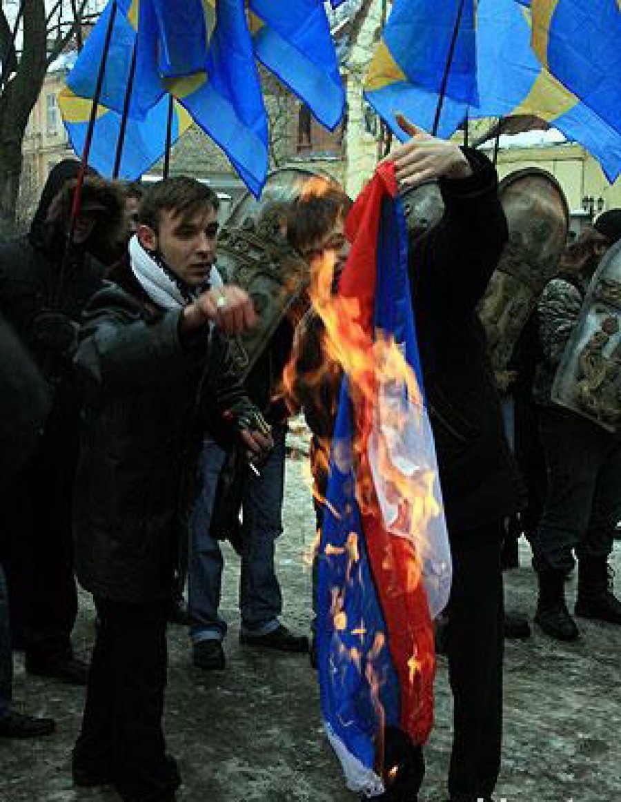 Новости россия объявила войну. Надругательство над флагом. Украина – это Россия. Украинцы топчут российский флаг.